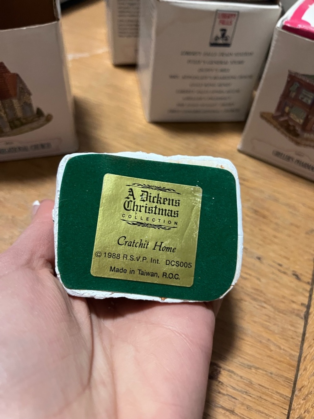 (Bundle) A dickens Christmas collectibles